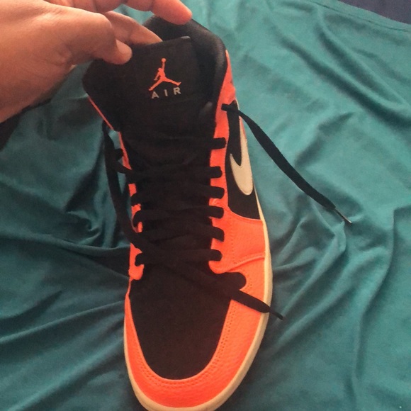 Nikes Jordan’s 1’s orange main image 5
